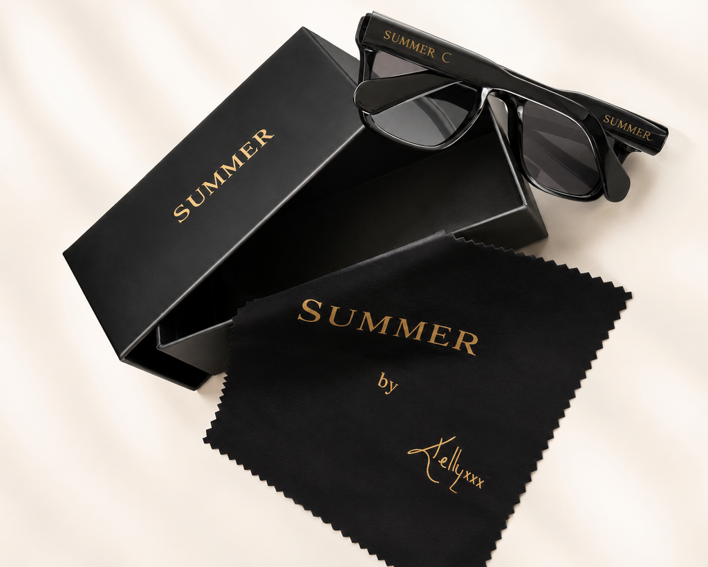 La monture SUMMER MOON, le croissant de lune gravé, avec son coffret et sa pochette.