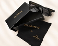 La monture SUMMER MOON, le croissant de lune gravé, avec son coffret et sa pochette.