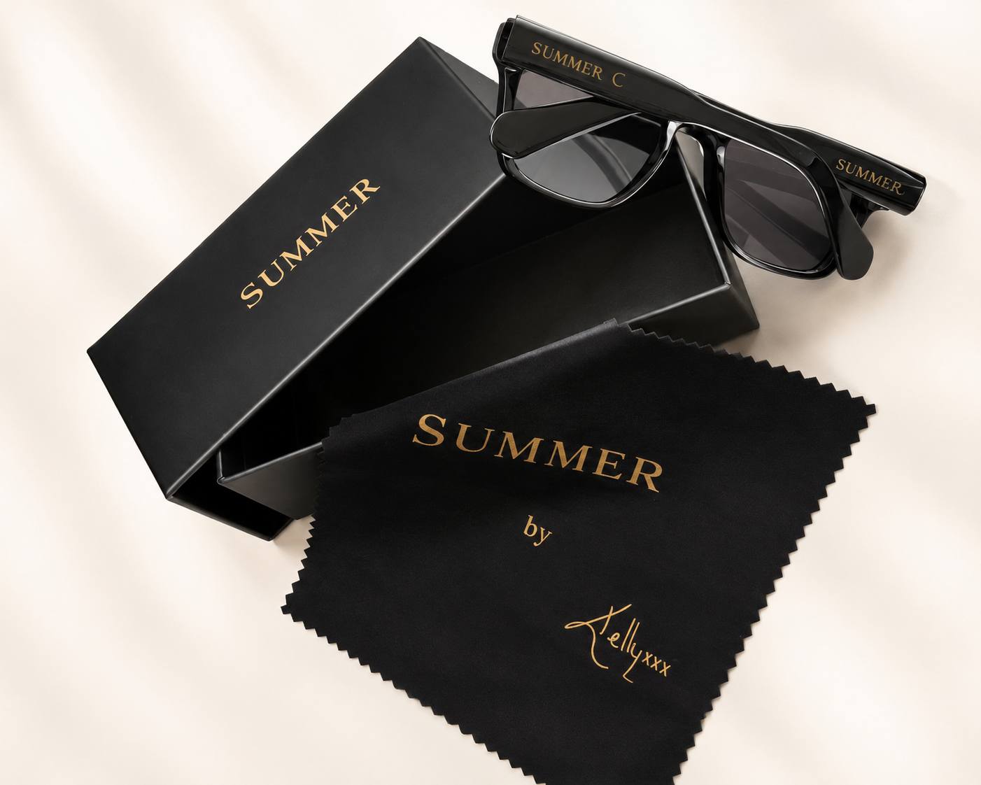 La monture SUMMER MOON, le croissant de lune gravé, avec son coffret et sa pochette.