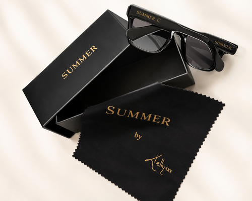 La monture SUMMER MOON, le croissant de lune gravé, avec son coffret et sa pochette.