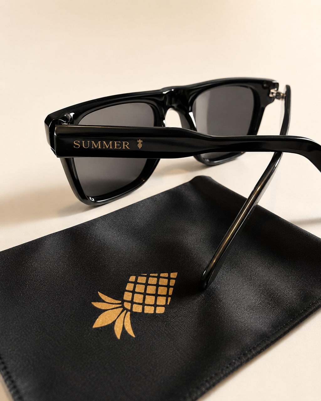 La monture SUMMER PINEAPPLE, l'ananas gravé, avec son coffret et sa pochette.