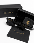 La monture SUMMER PINEAPPLE, l'ananas gravé, avec son coffret et sa pochette.
