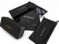 La monture SUMMER, verres polarisés, avec son coffret et sa pochette.