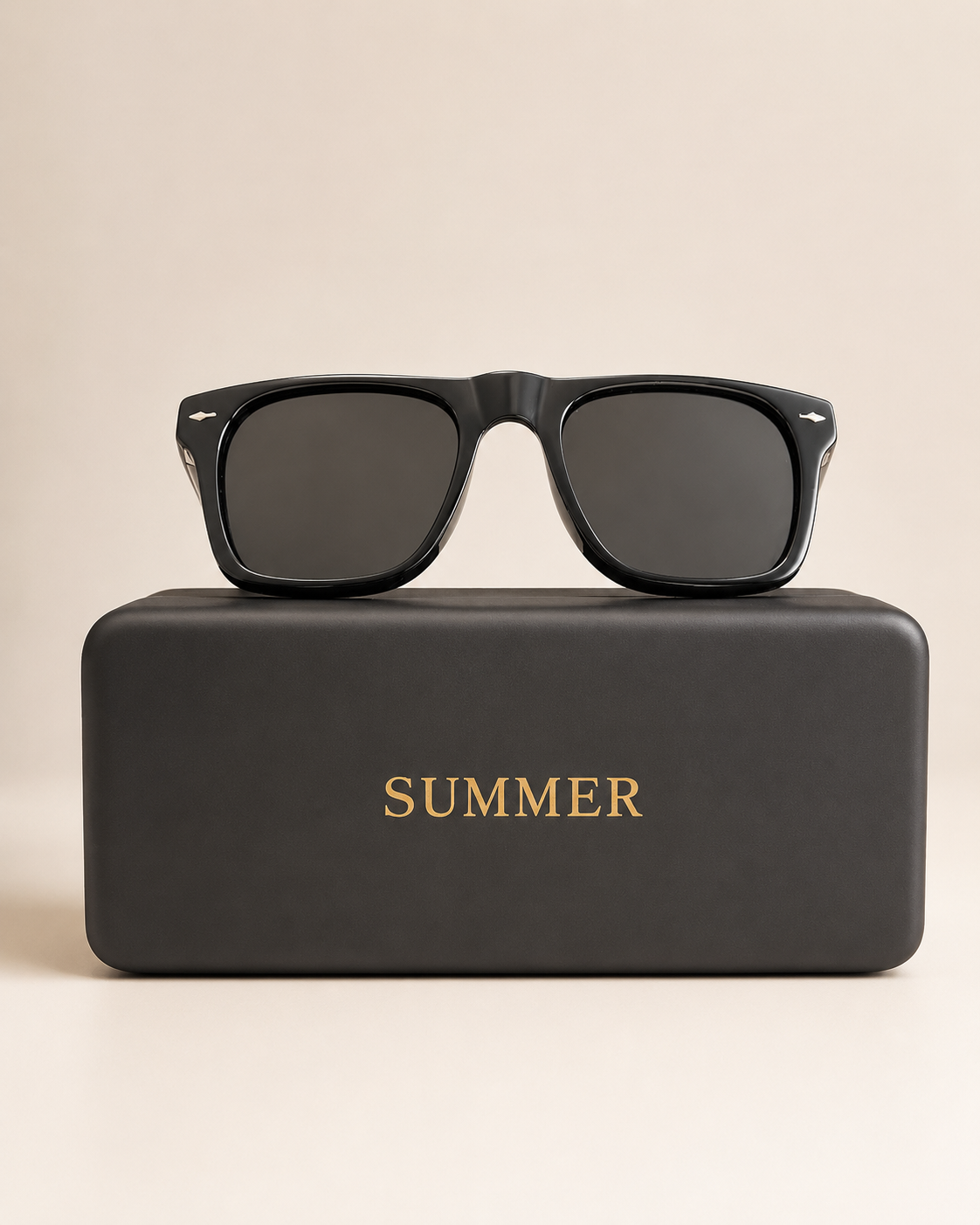 La monture SUMMER MOON, le croissant de lune gravé, avec son coffret et sa pochette.
