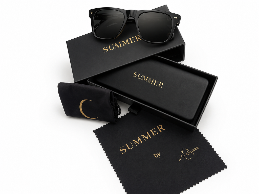 La monture SUMMER MOON, le croissant de lune gravé, avec son coffret et sa pochette.