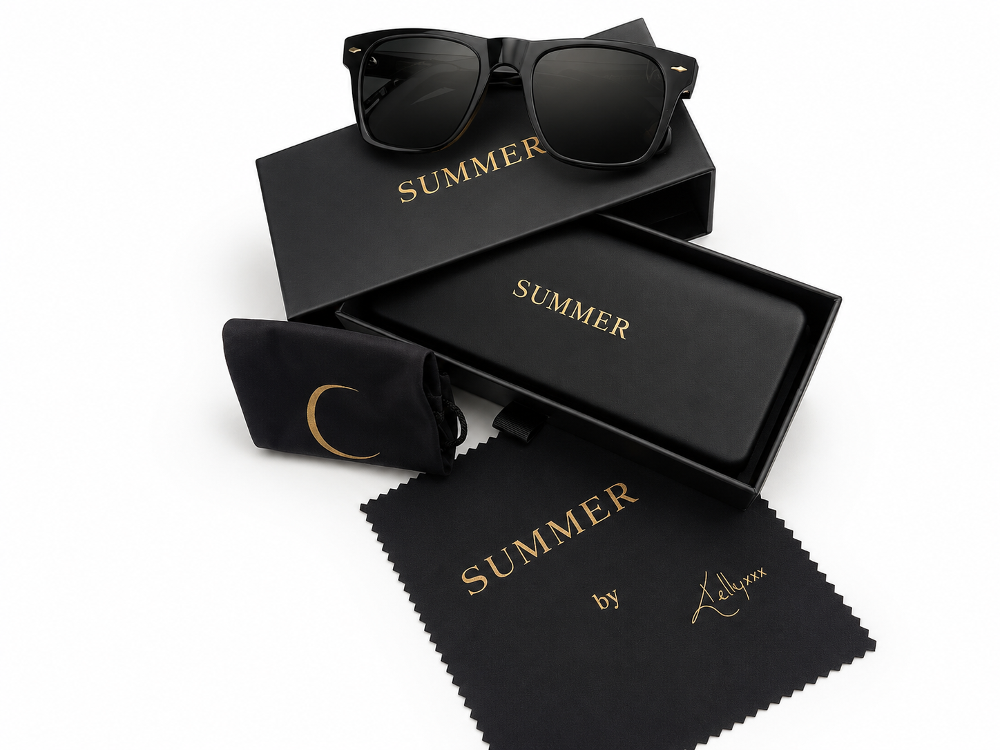 La monture SUMMER MOON, le croissant de lune gravé, avec son coffret et sa pochette.