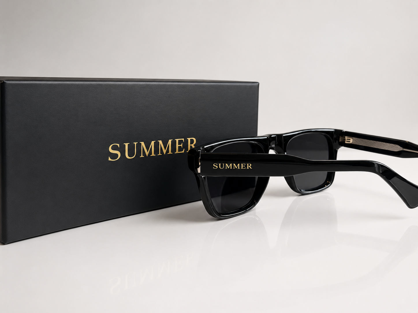 La monture SUMMER, verres polarisés, avec son coffret et sa pochette.