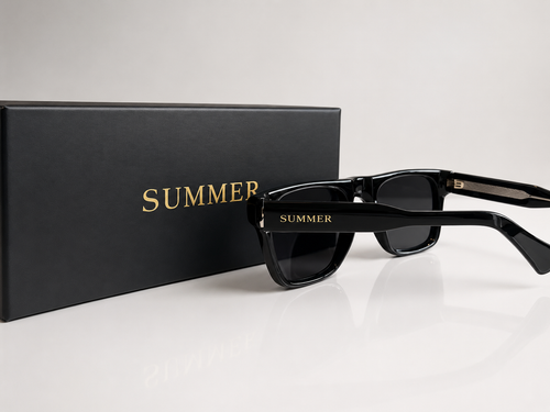 La monture SUMMER, verres polarisés, avec son coffret et sa pochette.
