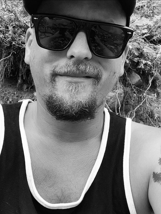Un homme face à l’objectif, portant la SUMMER.